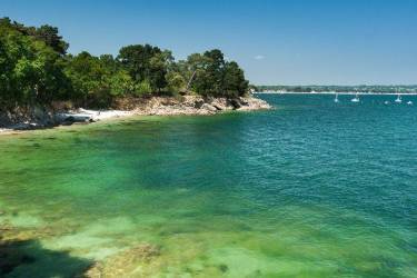 CAMPING LA ROCHE PERCEE ****, con piscina al aire libre en Bretagne