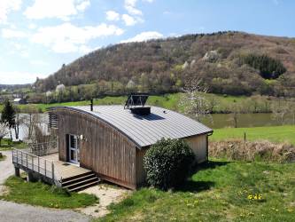 VILLAGE VACANCES DU LAC DE MENET ****, con piscina al aire libre en Auvergne-Rhône-Alpes