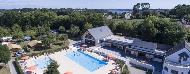 CAMPING DE L'ALLEE ***, con piscina al aire libre en Bretagne